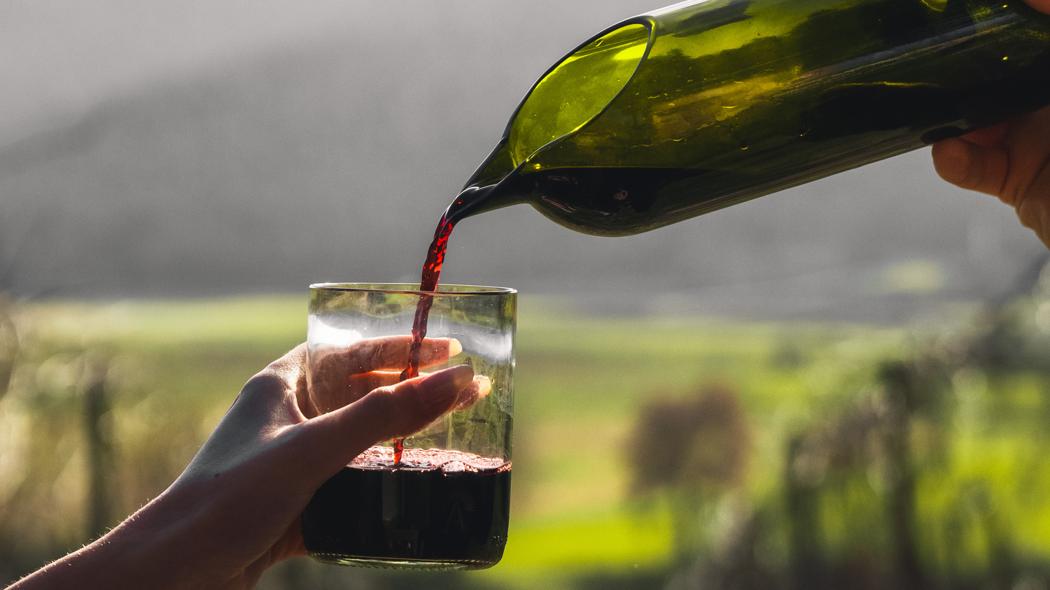 Dal vino al design: come una bottiglia riciclata può trasformare la tua tavola