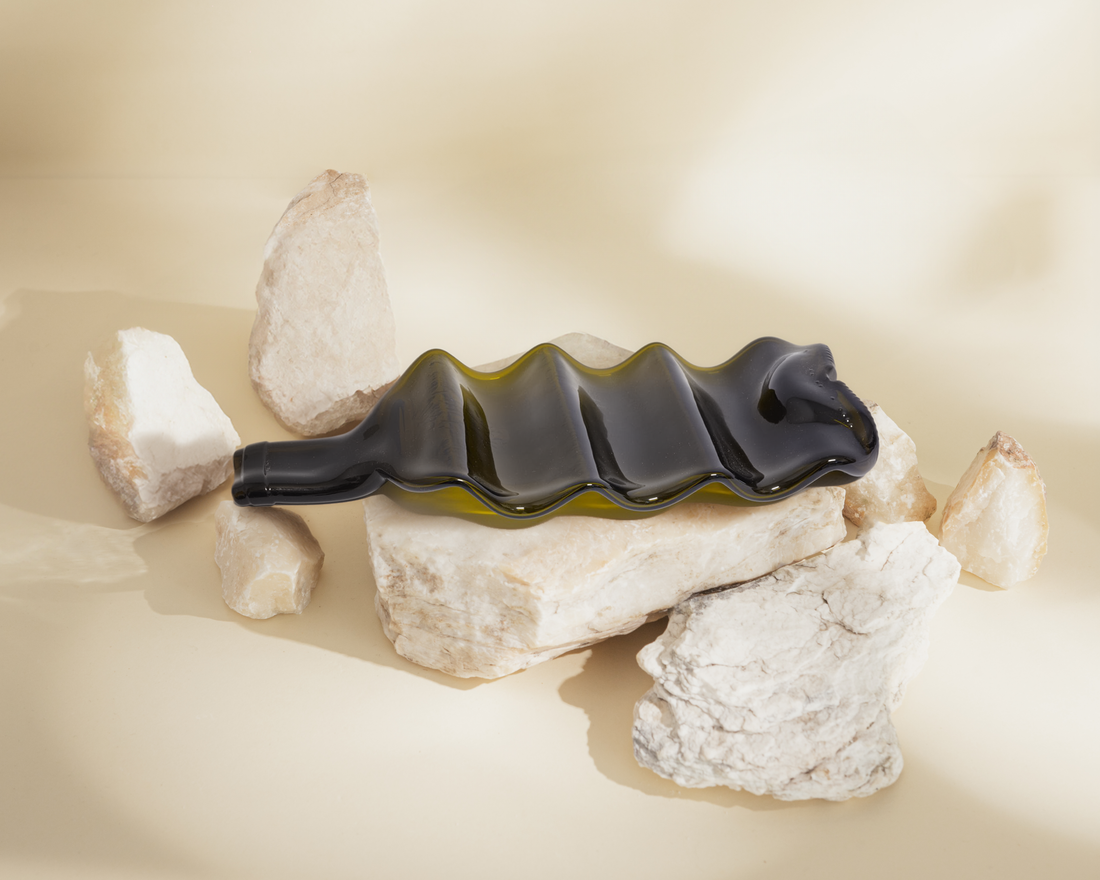 Amarzo Onda – Decorative tray made from a flattened bottle