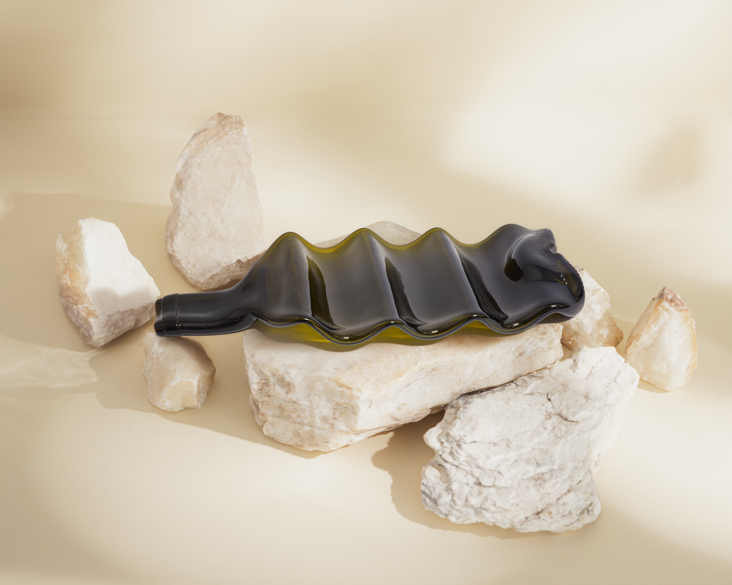 Amarzo Onda – Decorative tray made from a flattened bottle